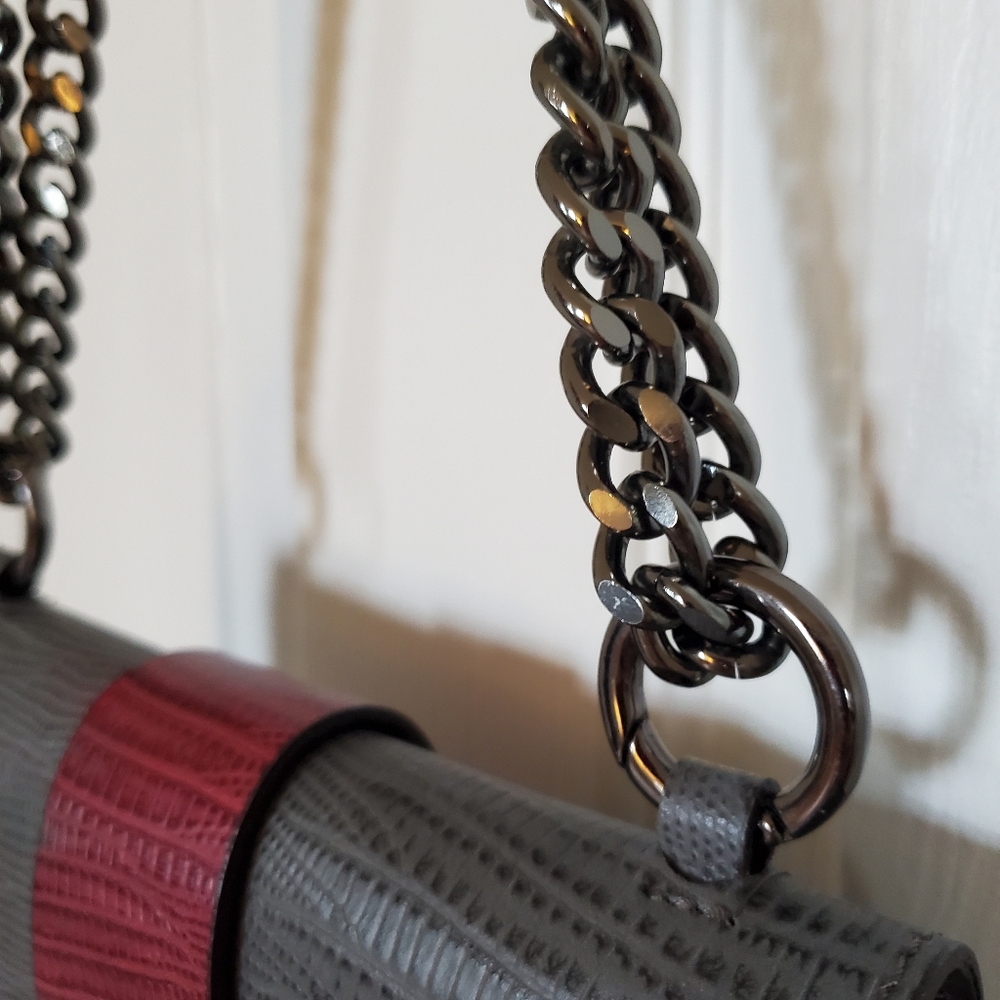 Grey purse with a double chain shoulder strap - Picture 4 of 4